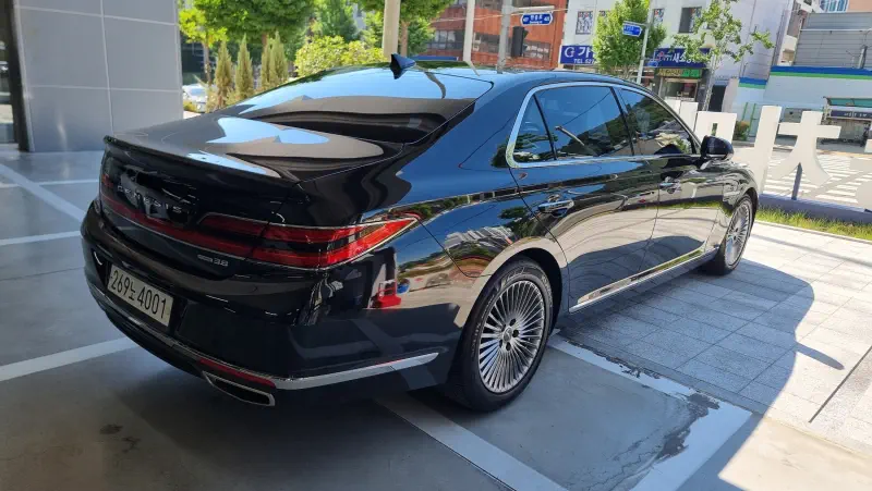 Genesis G90