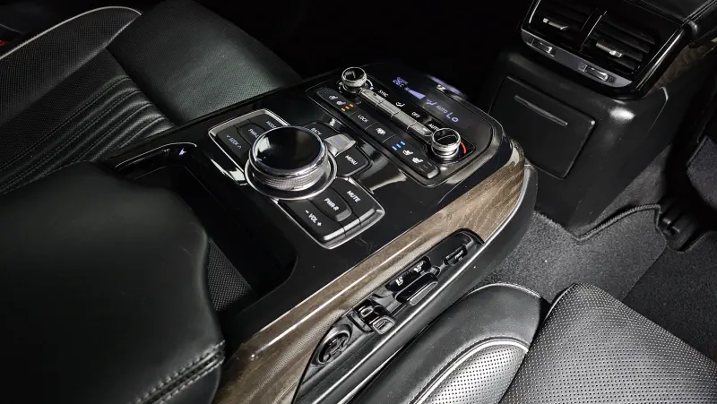 Genesis EQ900