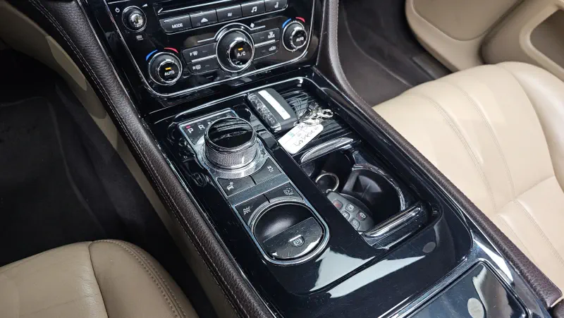 Jaguar XJ