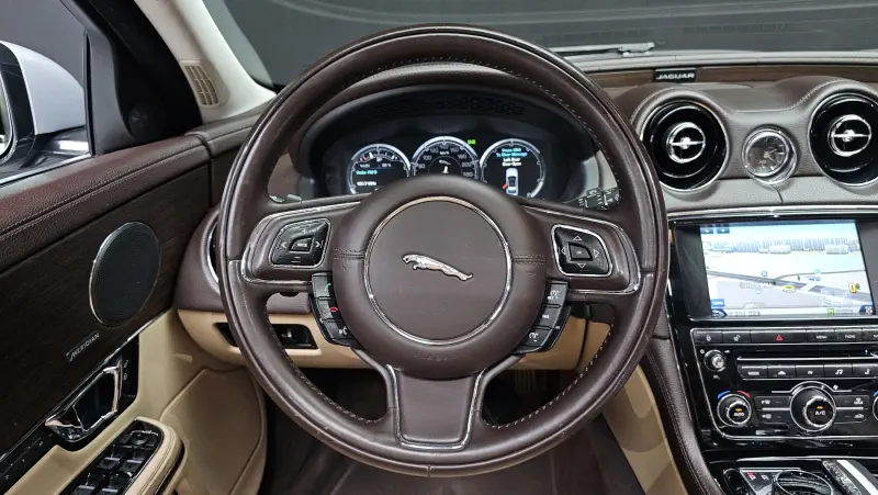 Jaguar XJ