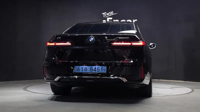 BMW i7
