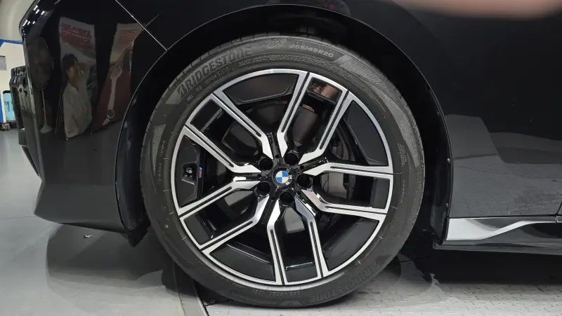 BMW i7