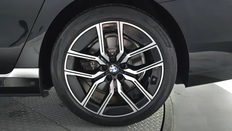 BMW i7