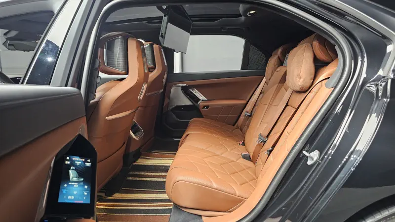 BMW i7
