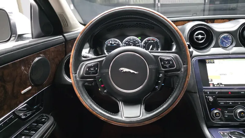 Jaguar XJ