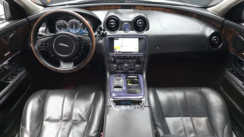 Jaguar XJ
