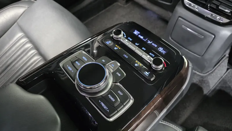 Genesis EQ900