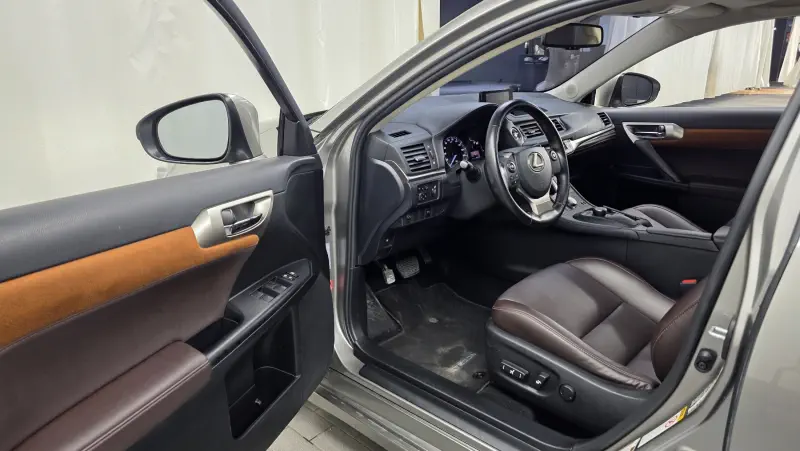 Lexus CT200h