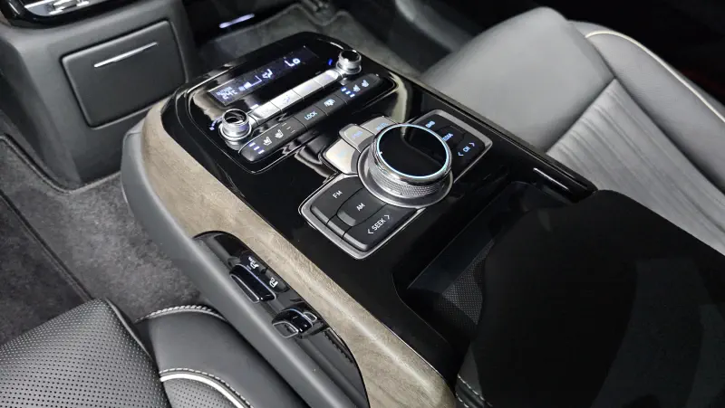 Genesis G90