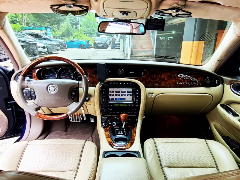 Jaguar XJ