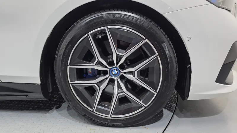 BMW i5