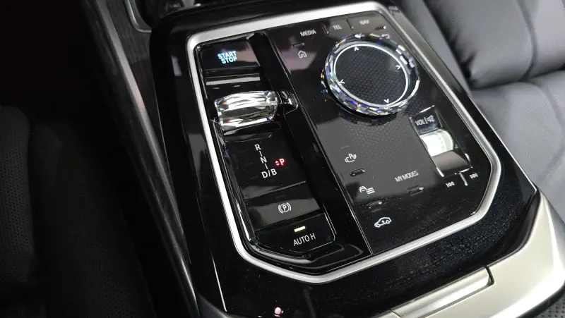 BMW i7
