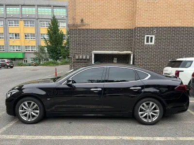 Infiniti Q70