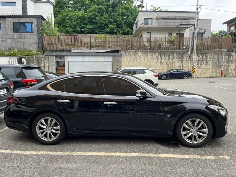Infiniti Q70