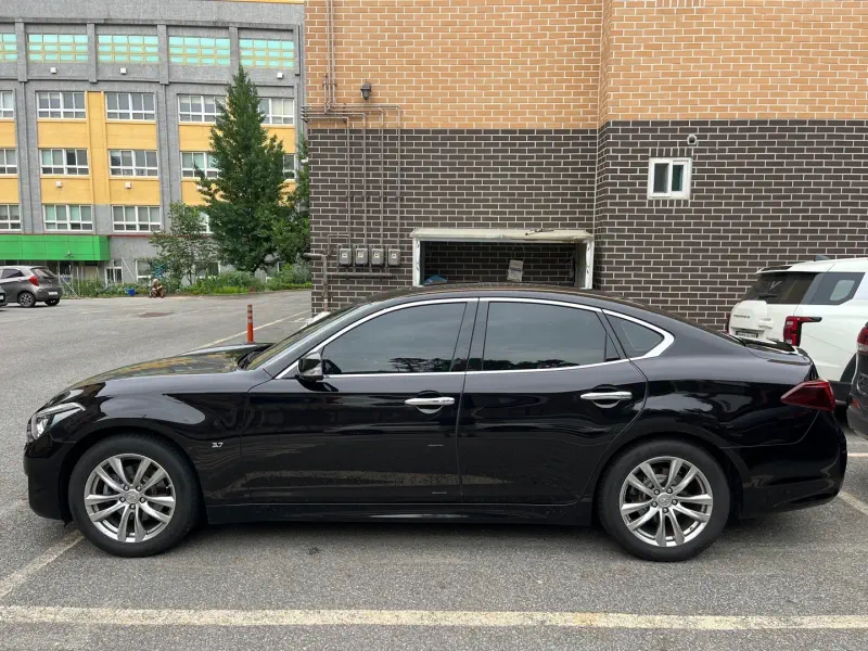 Infiniti Q70