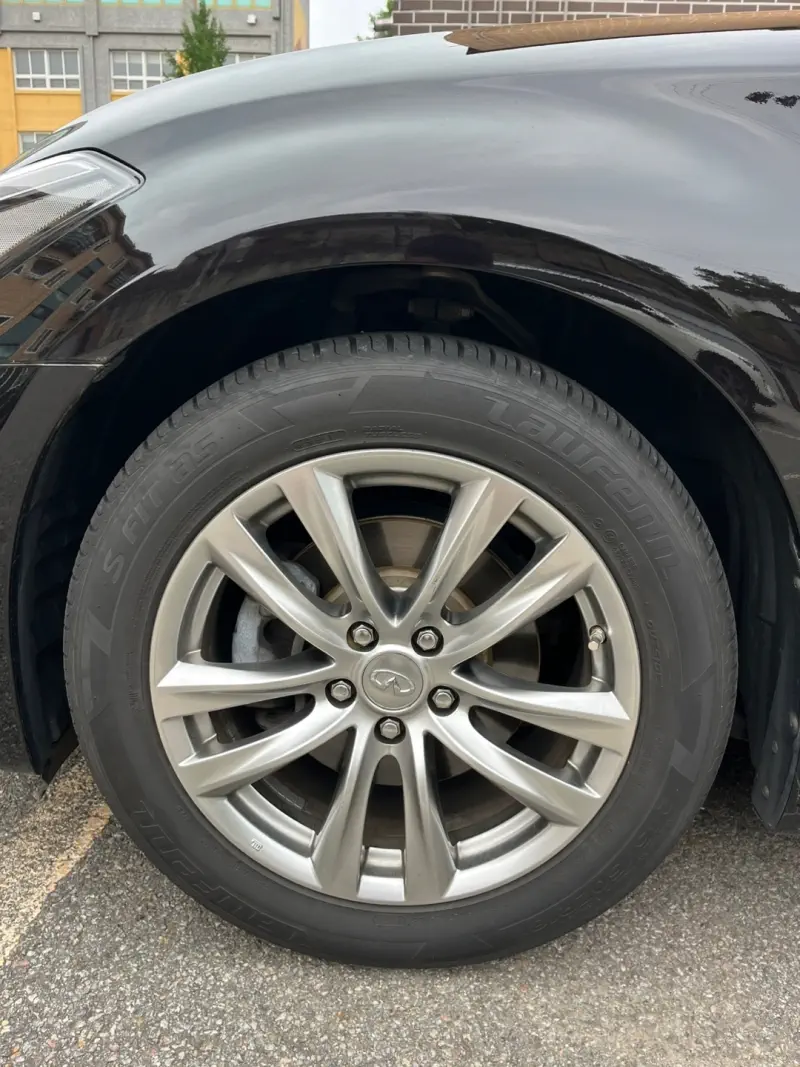 Infiniti Q70