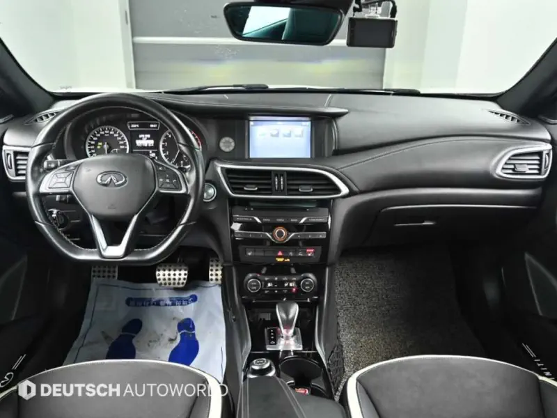 Infiniti Q30
