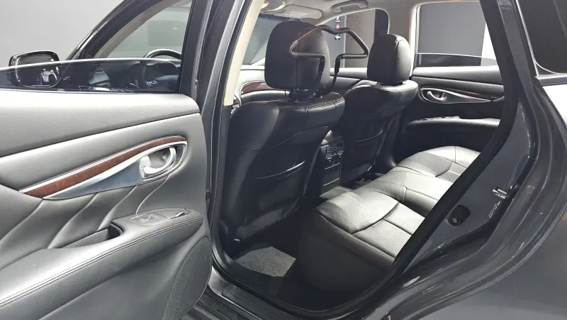 Infiniti Q70