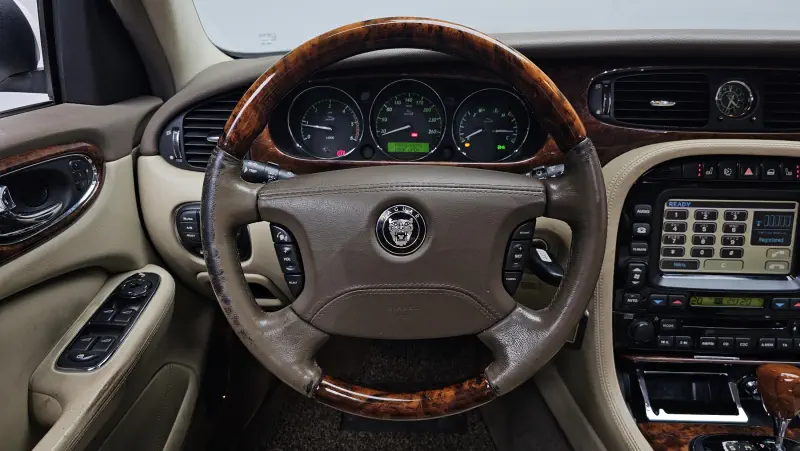 Jaguar XJ
