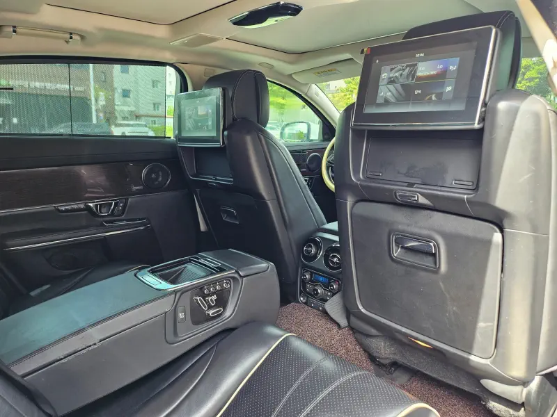 Jaguar XJ