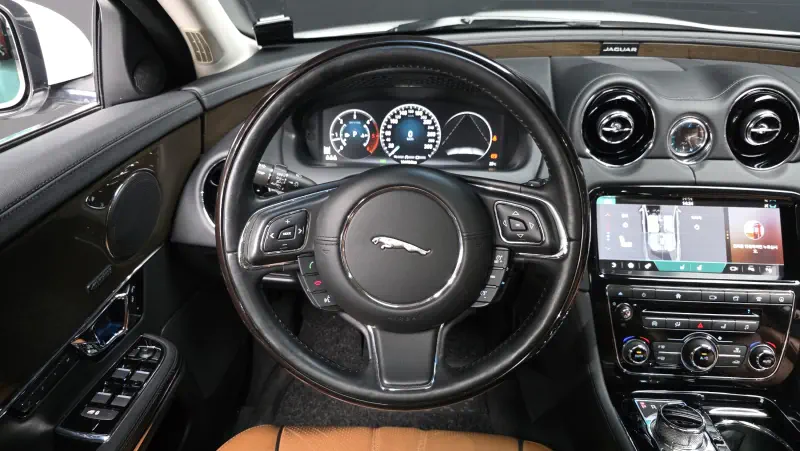 Jaguar XJ