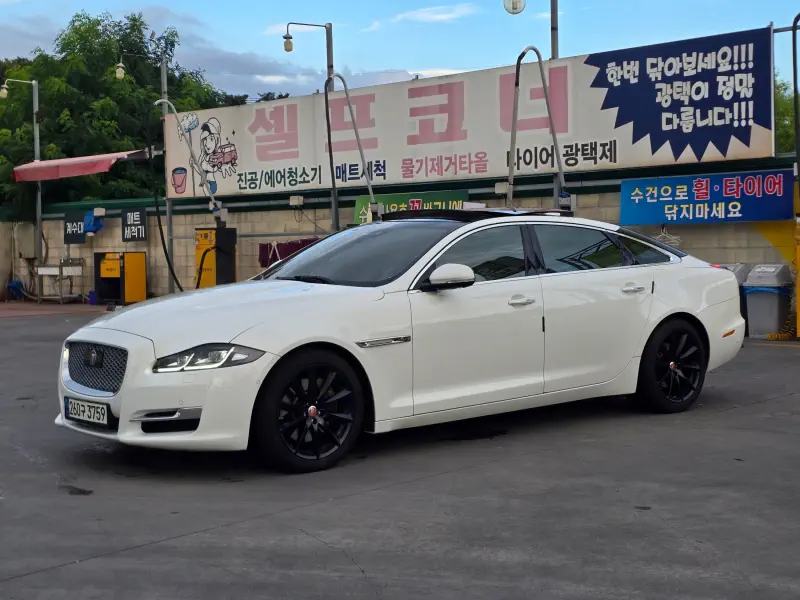 Jaguar XJ