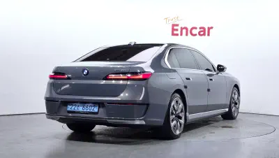 BMW i7