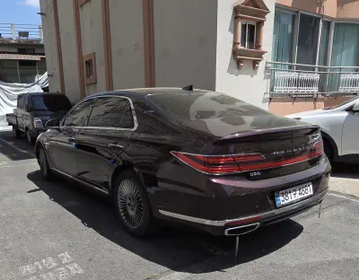 Genesis G90