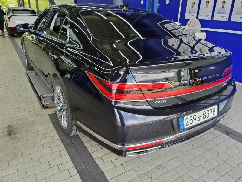 Genesis G90
