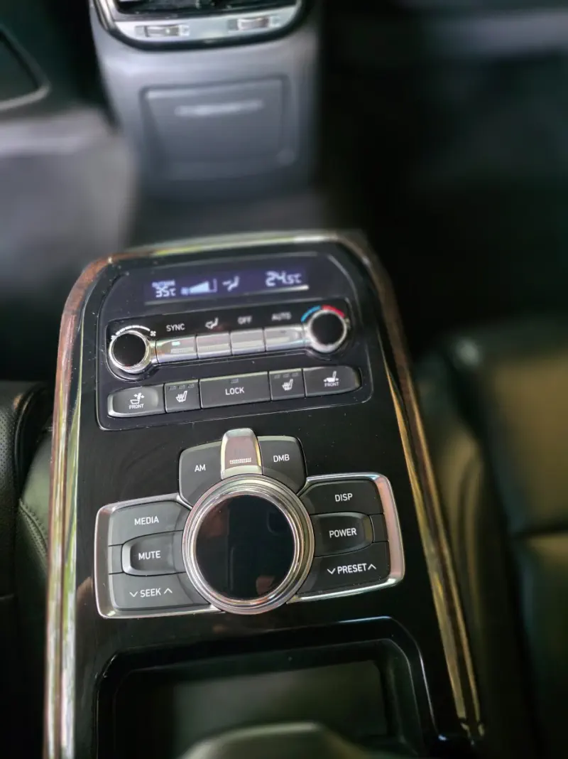 Genesis EQ900