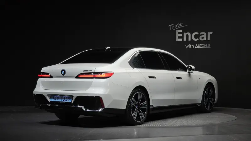 BMW i7