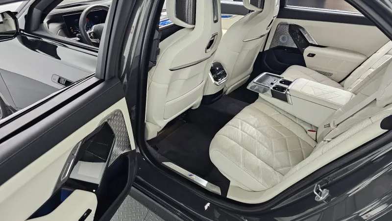 BMW i7