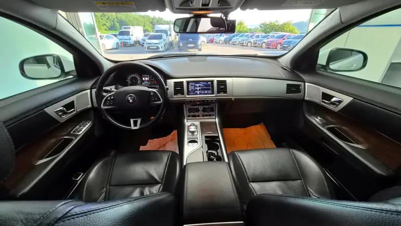 Jaguar XF