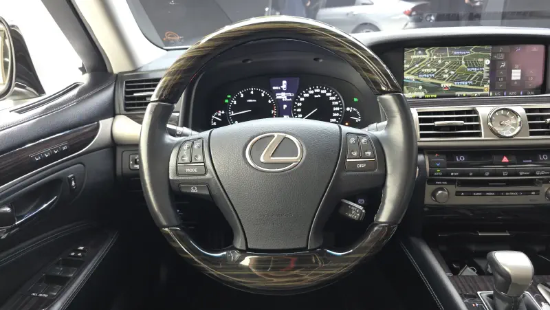 Lexus LS