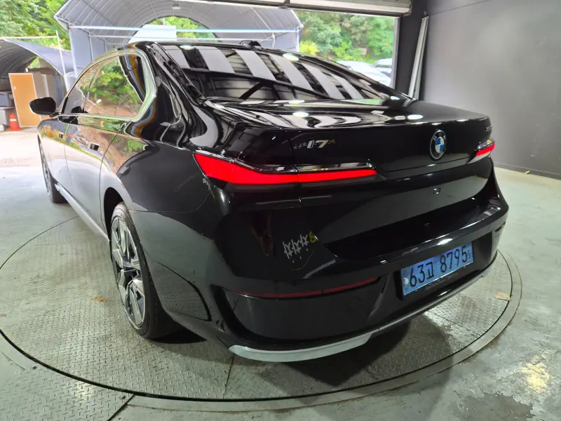 BMW i7