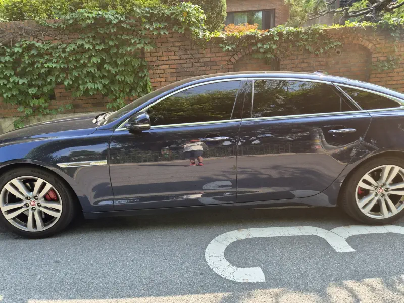 Jaguar XJ