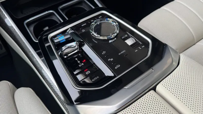 BMW i7