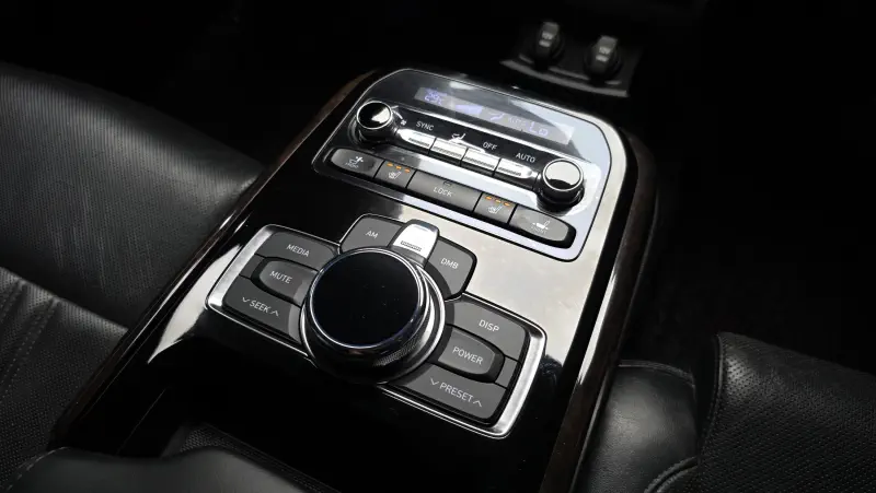 Genesis EQ900