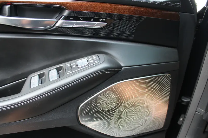 Genesis EQ900