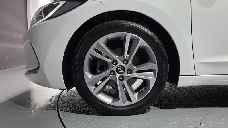 Hyundai AVANTE 2017 - фото 5