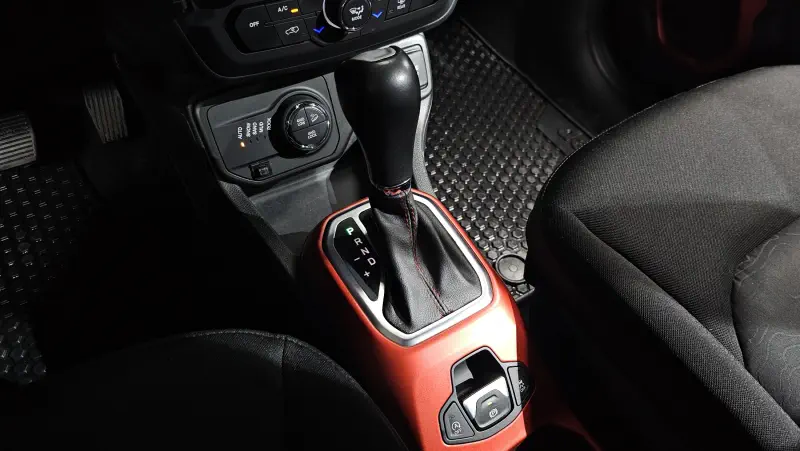 Jeep Renegade 2018 - фото 8
