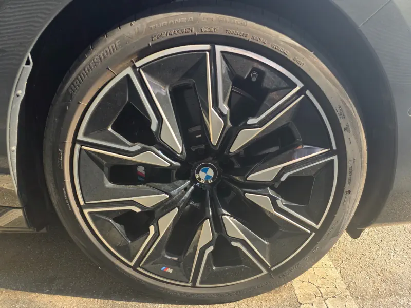 BMW i7