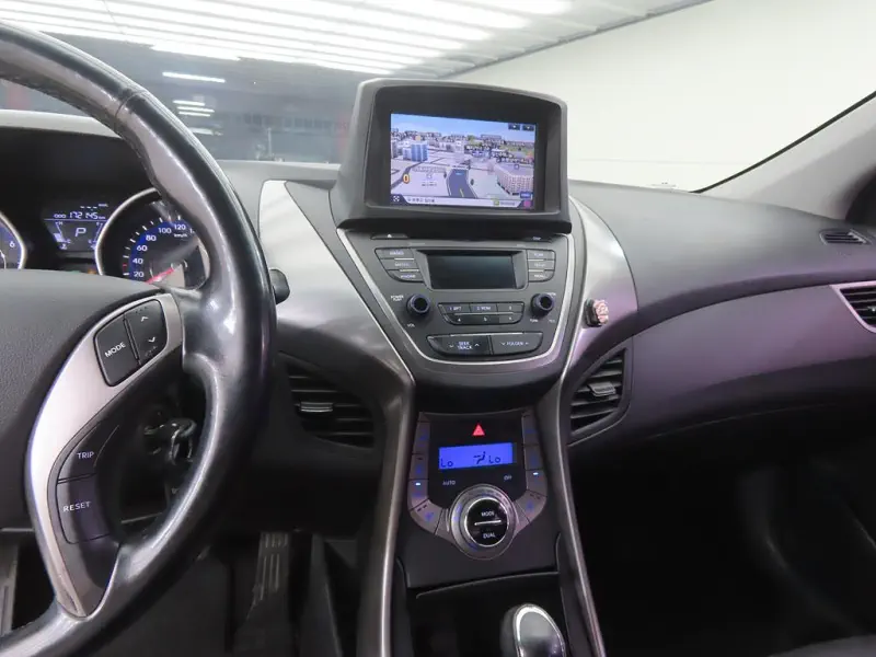 Hyundai AVANTE 2013 - фото 9