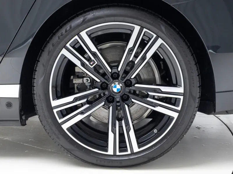 BMW i7