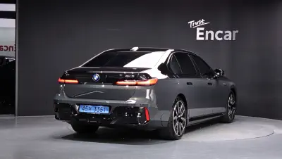 BMW i7