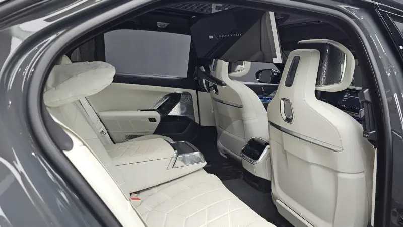 BMW i7