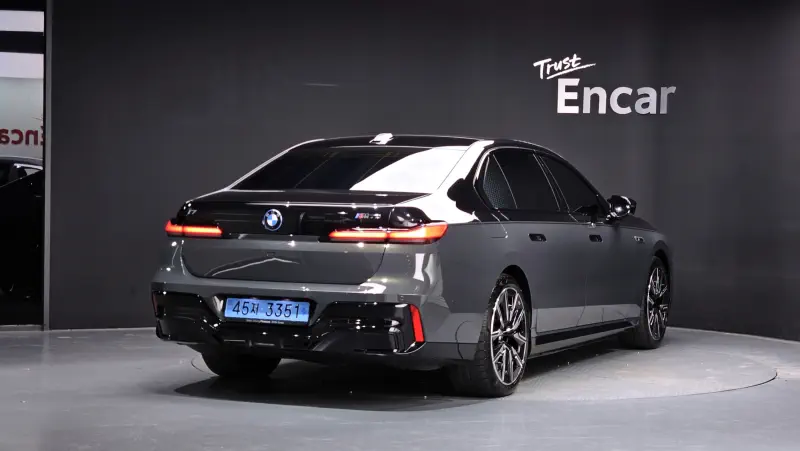 BMW i7