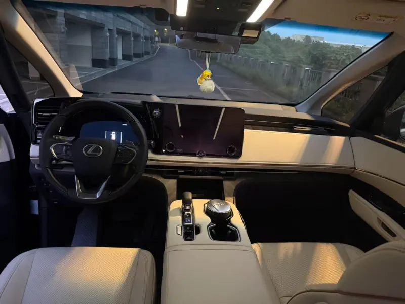 Lexus LM500h