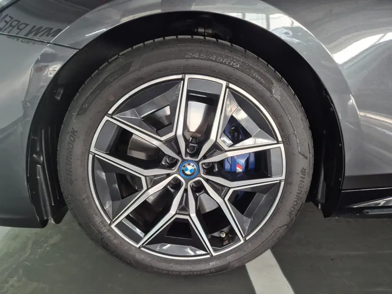 BMW i5