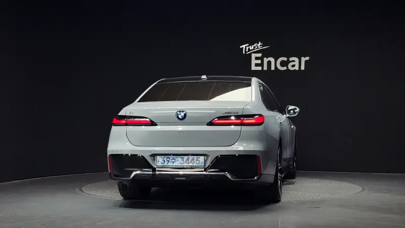 BMW i7